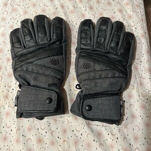 686 snowboarding or ski gloves